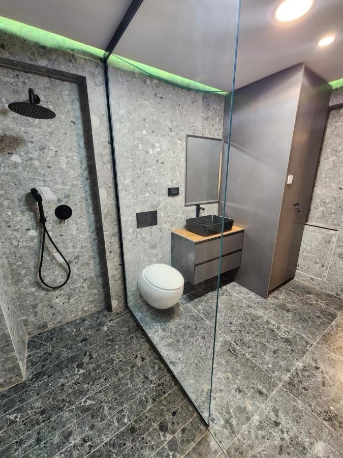מבנים בים 75 Suites At Sea Haifa Exterior photo