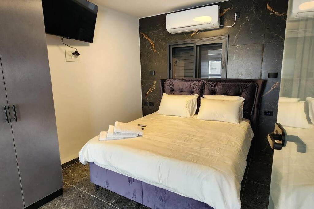 מבנים בים 75 Suites At Sea Haifa Exterior photo